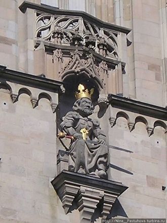 Статуя короля Карла установлена в арке ф