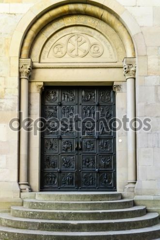 Мощные бронзовые двери выполнены Отто Му
