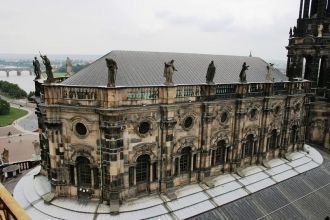 Балюстраду украшают 78 трехметровых фигу