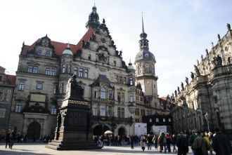 Перед дворцом раскинулась площадь, котор