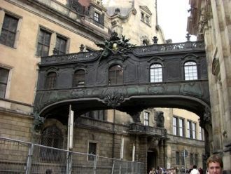 Проводить католические шествия на улицах