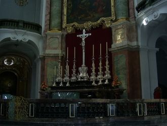 Резная деревянная кафедра храма украшена