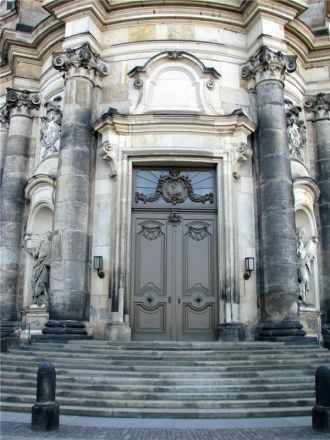 Вход в Хофкирхе.