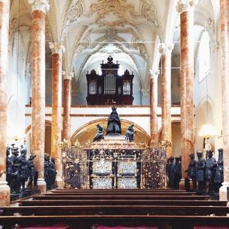 В крипте собора находится усыпальница са