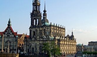 Хофкирхе строилась практически одновреме