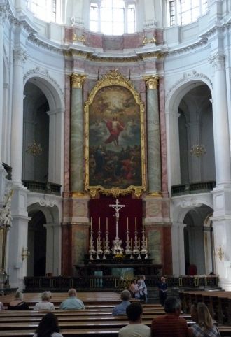 В главном алтаре храма монументальное по