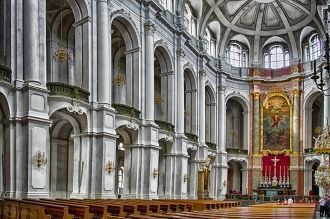 Церковь представляет собой овальную в пл