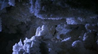 Все стены пещеры покрыты тончайшими крис