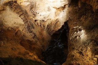 В наличии также глубокие пропасти с бурн