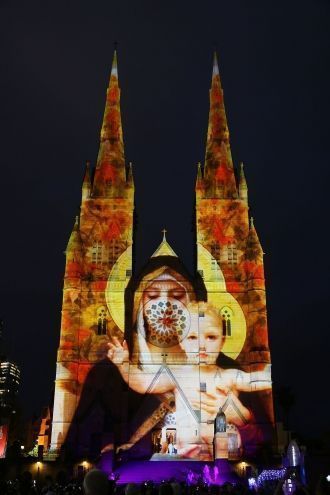 Световое шоу на фасаде Собора Девы Марии