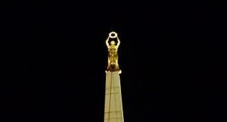 Памятник “Золотая Фрау” в ночном освещен