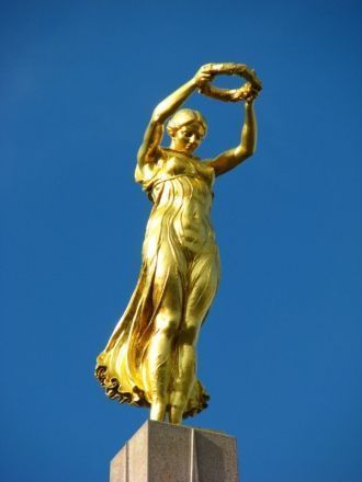 Монумент “Золотая Фрау” размещен в Люксе