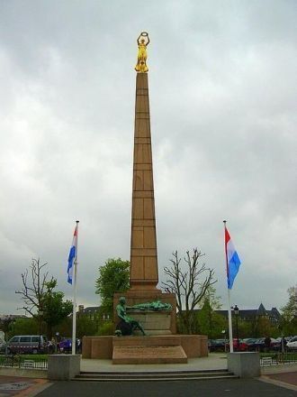 Памятник “Золотая леди” в Люксембурге бы