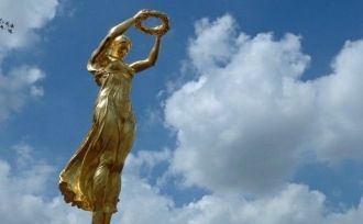 Знаменитый памятник “Золотая Леди” в Люк