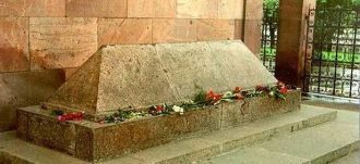 Могила Канта на территории Кафедрального