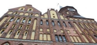 Готическое здание, величественно передаю