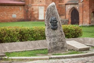 Могила и надгробный камень Юлиуса Руппа 