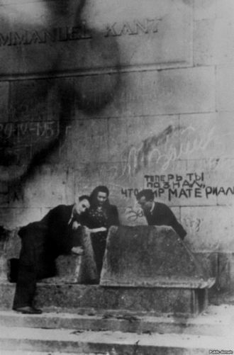 Студенты на оскверненной могиле Канта.