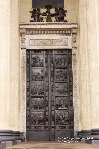 Резной портал северных дверей храма выпо