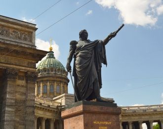 Памятник фельдмаршалу Кутузову у Казанск