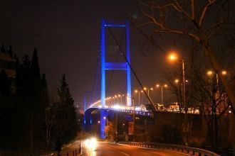 Мост состоит из 8 автомобильных полос, в