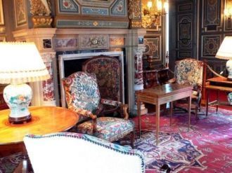 Вестибюль оформлен гобеленами XVII века.