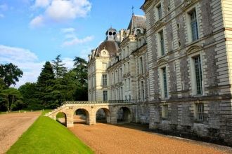 Для отделки фасада здания Бужье решил вы