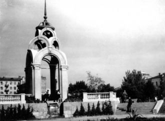 В 1909—1911 гг. к церкви была пристроена