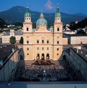 Внутри собор богато убран в барочном сти