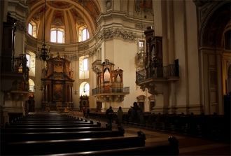 Перед главным фасадом находятся четыре с