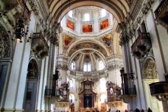 В 1944 году во время войны в здание собо