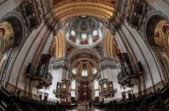 Кафедральный собор имеет фасад из мрамор