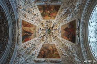 На двух создателей собора – Париса Лодро