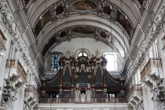 Зальцбургский кафедральный собор располо