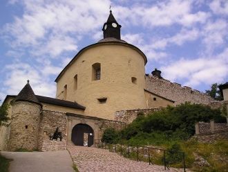 Замок был несколько раз перестроен и вос