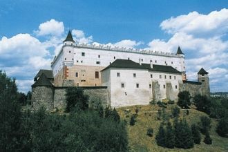 По всему периметру, на уровне первого эт