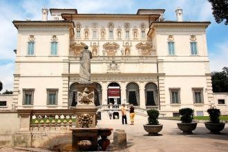 Над украшением и планировкой окружающего