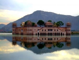 Дворец стоит в озере Ман Сагар, и в сухо