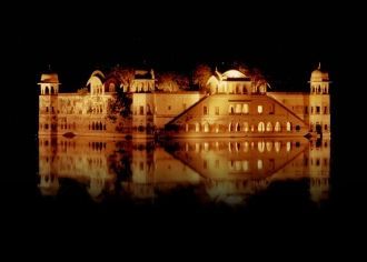 Ночью дворец на воде красиво подсвечивае