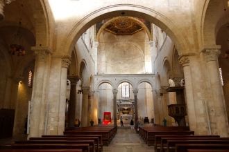 Огромный храм кажется ещё более массивны