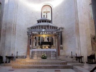 Справа от входа находится сокровищница б