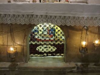 Здесь в гробнице Святителя образуется жи