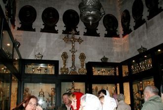 К ним относятся чаши, лампады, иконы и д