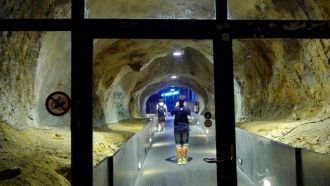 Здесь находится вход на территорию замка