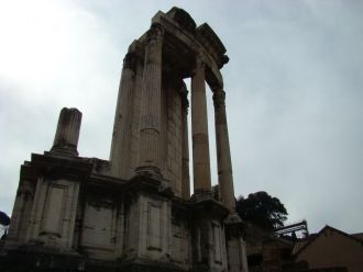 Римский форум — остатки храма Весты.