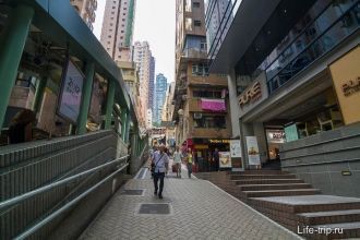 Параллельно эскалатору идет улица в виде