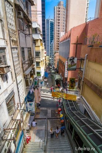 Параллельно эскалатору идет улица в виде