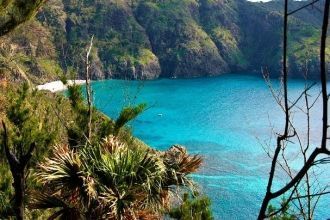 На острове нет аэропорта, но до него мож