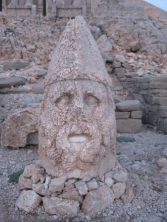 Богов охраняют лев и орел.