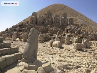 На вершине горы есть древние сооружения,